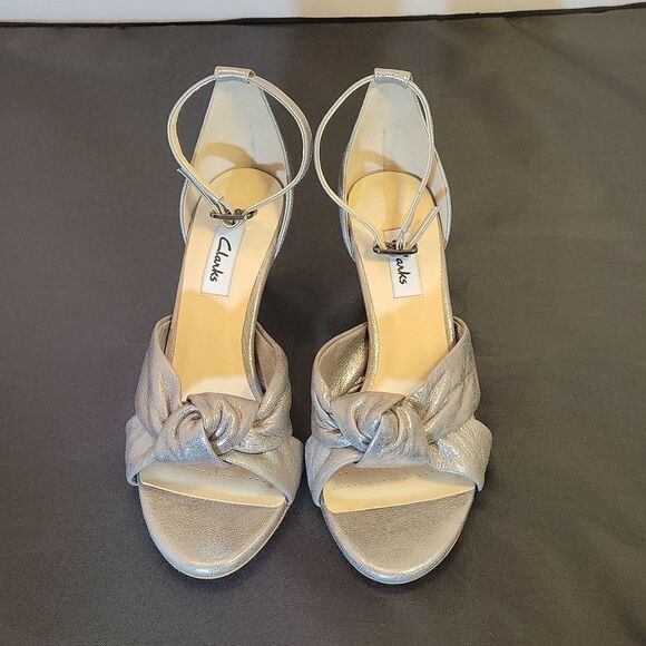 BRAND NEW CLARKS AMALI TULIP SILVER METALLIC GREY HEEL PUMP LEATHER SANDAL - Picture 2 of 15